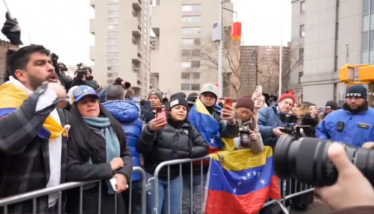 Entre la espada y la pared, el futuro incierto de venezolanos en NY