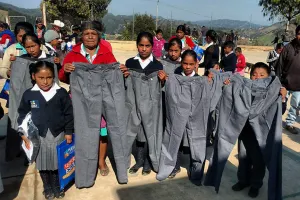 Reconoce la SEP 3 mil uniformes con tallas incorrectas