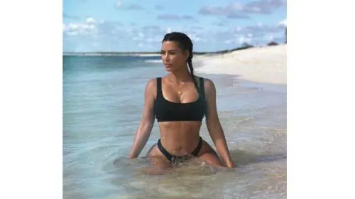 Kim Kardashian se desnuda y cubre su cuerpo de flores de cerezo