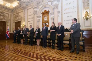 Asiste rector BUAP a entrega de reconocimiento a miembros del Reino Unido