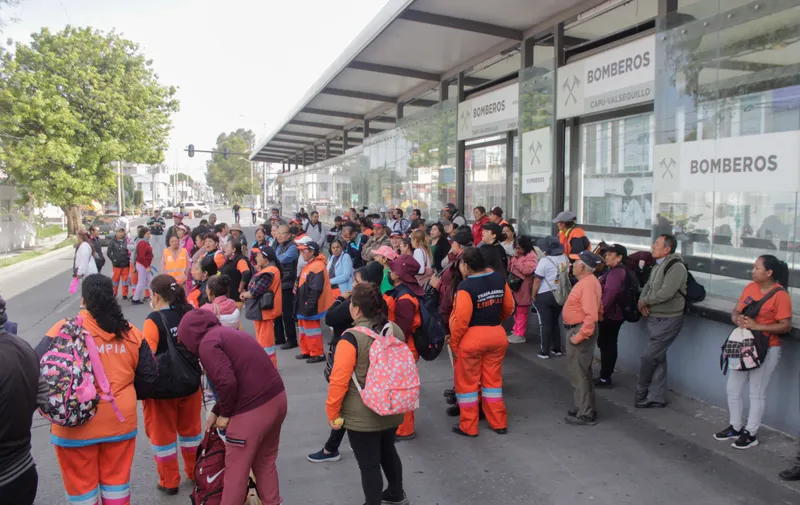 Trabajadores del Servicio de Limpia bloquean el bulevar Valsequillo; exigen diálogo directo con Pepe Chedraui