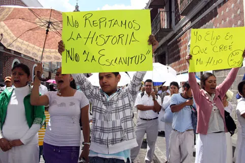 Puebla Laica se manifiesta en el Congreso