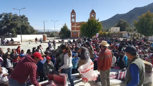 Lleva Granjas Carroll juguetes y cobijas en comunidades de Puebla y Veracruz