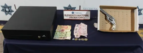 Detuvo policía municipal de Puebla a dos hombres por robo a sucursal de Farmacia Benavides