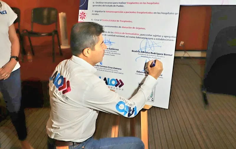 Eduardo Rivera firma acuerdo por la salud renal