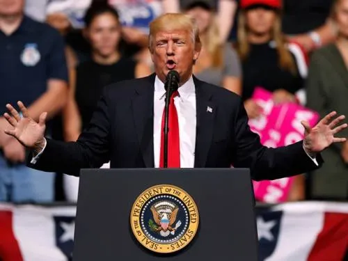 Trump “revive” construcción de muro, ahora por temor a ‘narco’