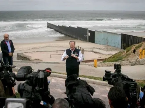 Promete Meade blindar frontera para frenar el paso de armas