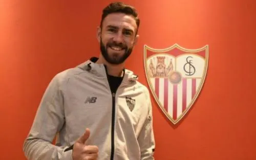 Layún espera que su llegada al Sevilla sea “una historia a largo plazo”