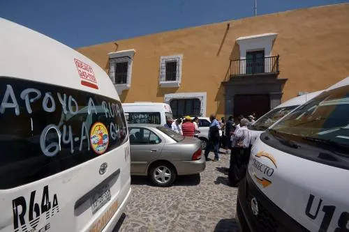 Transportistas hacen plantón afuera de Casa Aguayo; acusan invasiones y abusos de Antorcha