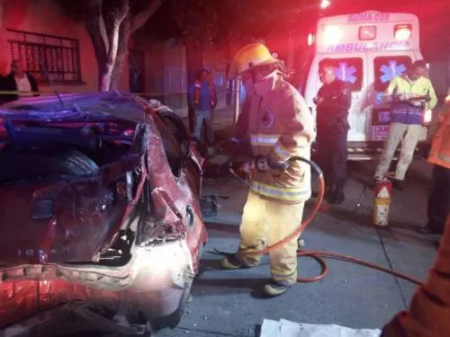 Conductor ebrio se impacta contra casas en la 31 poniente