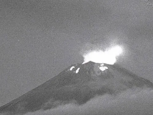 Registra el volcán Popocatépetl leve incandescencia