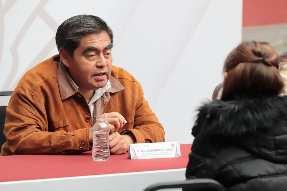 Barbosa Huerta convive con hijos de migrantes poblanos en Casa Aguayo