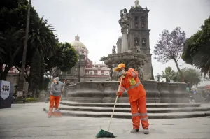 Recolectan naranjitas 4 toneladas de ceniza en calles poblanas