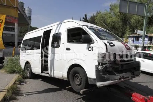 Choque entre un particular y un transporte público dejó 14 heridos