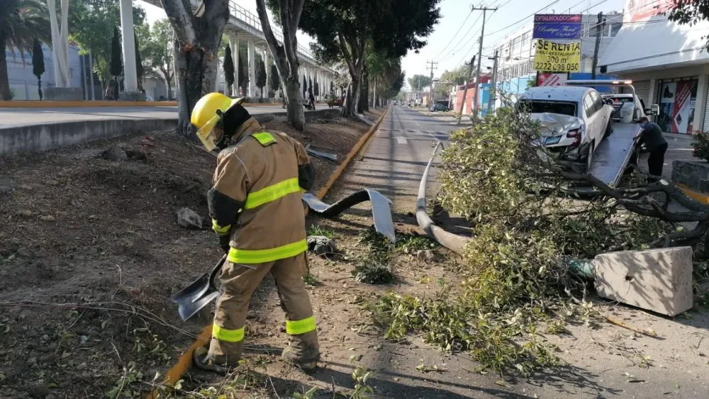 Vehículo pierde el control en Bulevar Hermanos Serdán