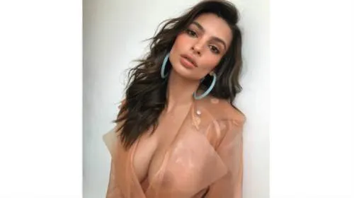 Emily Ratajkowski baila “Bule bule” en diminuto bikini