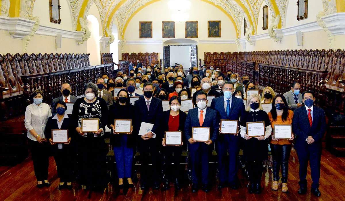 La BUAP entregó reconocimientos por antigüedad a personal administrativo y académico con 20, 25, 30, 35, 40, 45 y 50 años de trabajo