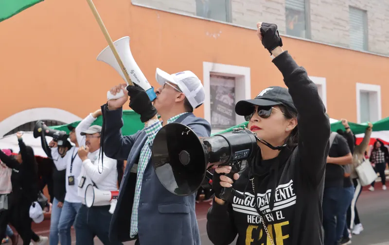 Trabajadores del Poder Judicial bloquean bulevar 5 de Mayo
