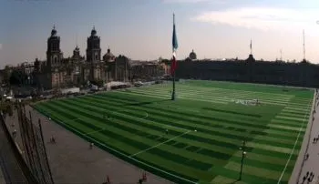 Una cancha millonaria en el Zócalo… para romper un récord