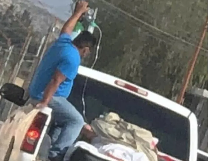 Trasladan a abuelita en camioneta al negarle servicio de ambulancia