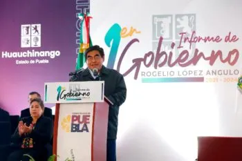Gobernador de Puebla asume compromisos con municipios al asistir a los informes de alcaldes