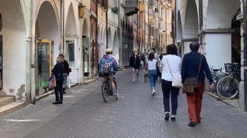 Italia reduce nuevos contagios; comienzan planes para el verano