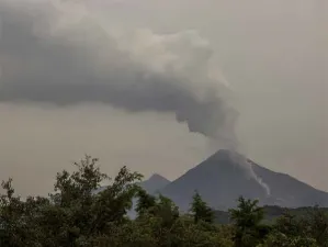 Cierra aeropuerto de Colima por caída de ceniza volcánica