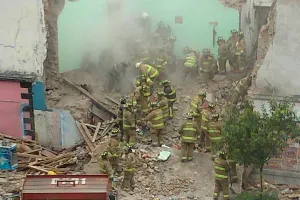 Atienden a dos personas por derrumbe de inmueble en el DF
