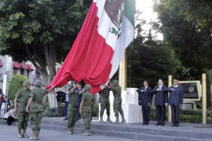 Eduardo Rivera encabeza izamiento del lábaro patrio en zócalo