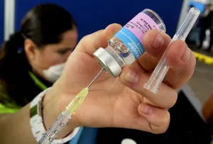 Reitera SSEP llamado a población vulnerable a vacunarse contra la influenza