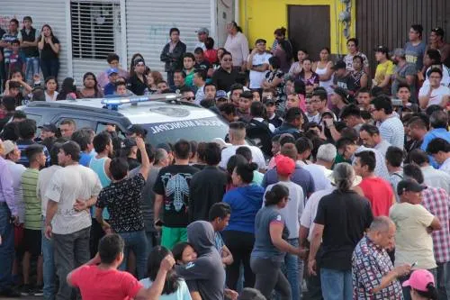 Vecinos de Tres Cruces mantienen retenidos a ladrones de urnas en Kínder José Vasconcelos