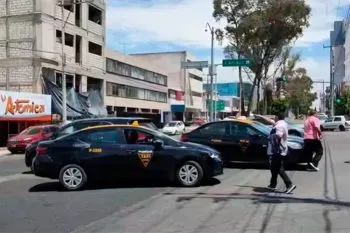 Taxistas bloquean avenida en Puebla y logran mesa de diálogo para operar en el Periférico