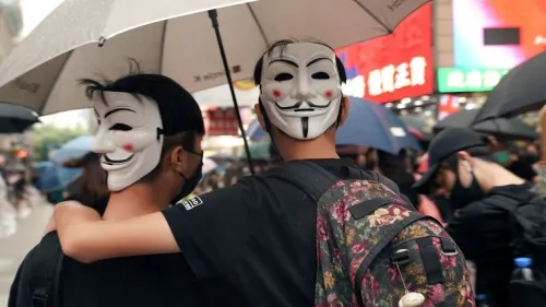 ‘Llevar máscara no es delito’: miles protestan en Hong Kong tras prohibir su uso