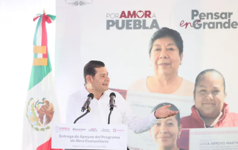 En Tepeaca, Alejandro Armenta entrega más de 7 mdp en obra comunitaria