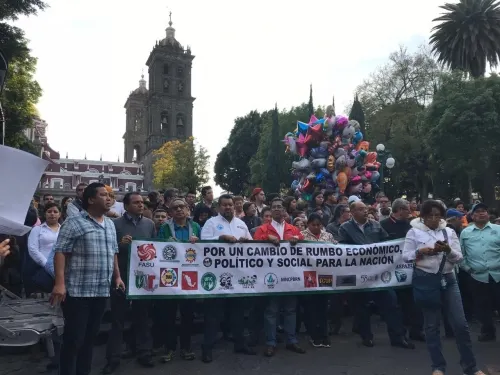 Integrantes de la UNT se manifiestan por mejores condiciones laborales en Puebla