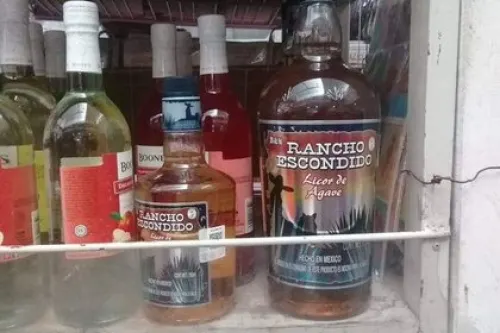Tres personas más murieron intoxicadas por beber alcohol adulterado, en El Seco