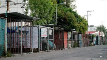 Sobrepasan al Ayuntamiento obstáculos en la vía pública; hay alrededor de 600 solicitudes para retirarlos