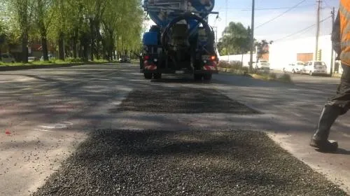 Las cuadrillas de bacheo trabajan día y noche en la reparación de la carpeta asfáltica
