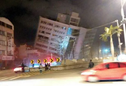 Al menos 2 muertos y 150 heridos por sismo en Taiwán