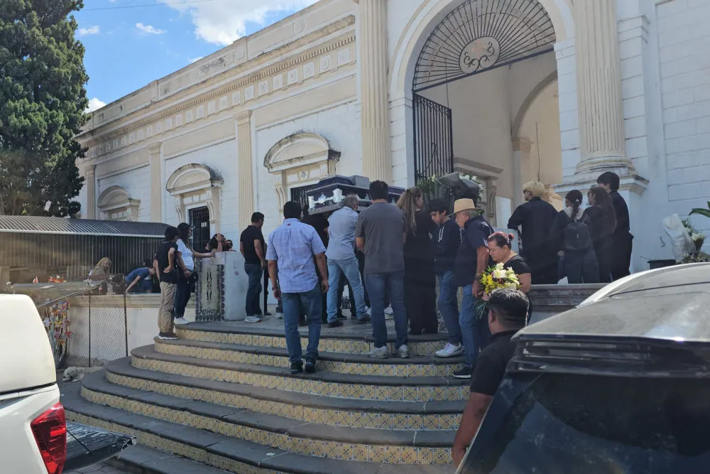 Familiares y amigos dan el último adiós a Sergio Rodríguez, policía caído en accidente de la México–Puebla