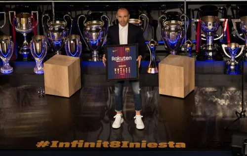 Barcelona despidió a Iniesta con un homenaje institucional