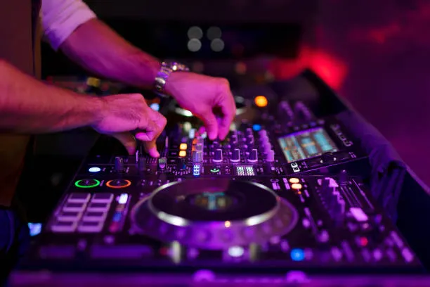 DJ