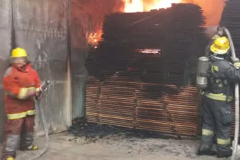Incendio consume bodega de madera en Cuautlancingo; vecinos del lugar fueron evacuados para evitar tragedia