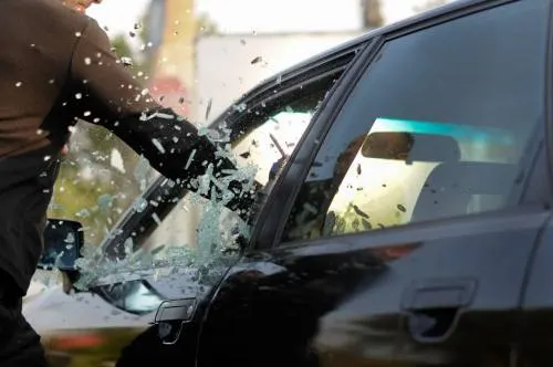 Vinculado a proceso por delitos contra la salud y por robo de vehículo