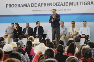 En Tlatlauquitepec, RMV entrega obras educativas y fortalece al campo