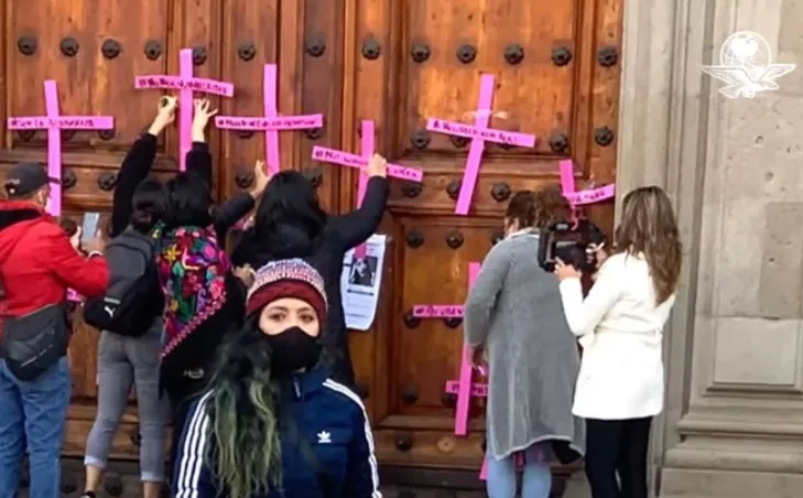 Burlan vallas de Palacio Nacional y colocan cruces en Puerta Mariana