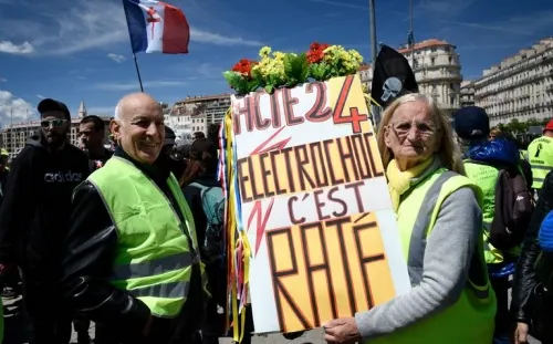 Chalecos amarillos toman calles de Francia para protestar contra medidas de Macron