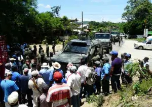 Grupos de autodefensa retienen a 100 militares en Guerrero