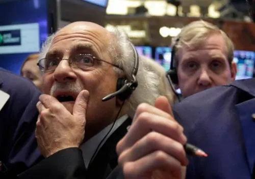Wall Street abre presionado por disminución de empleo en EU