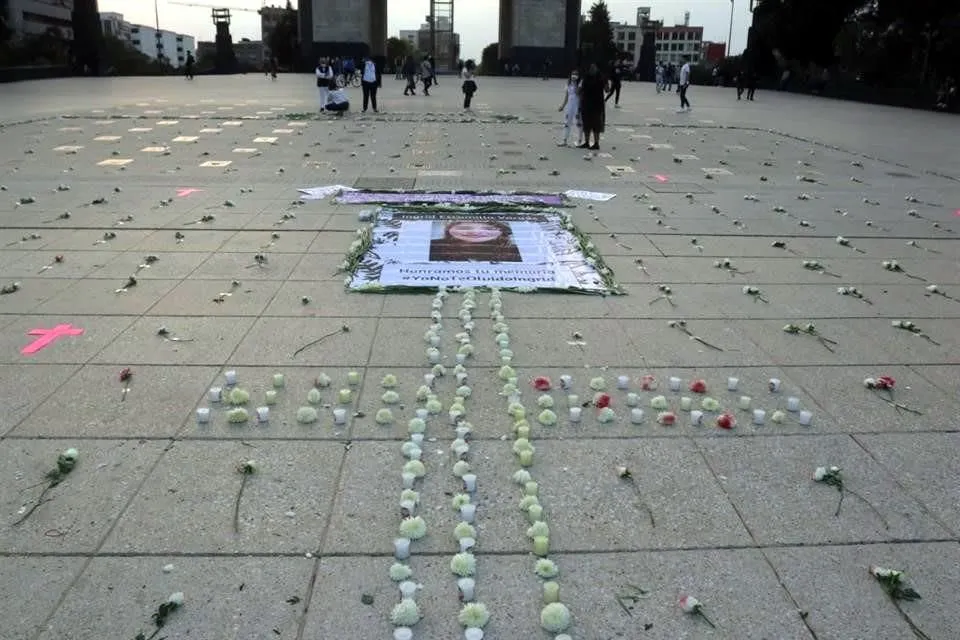 Con ofrenda, familiares y amigos recuerdan a Ingrid Escamilla a un año de su feminicidio